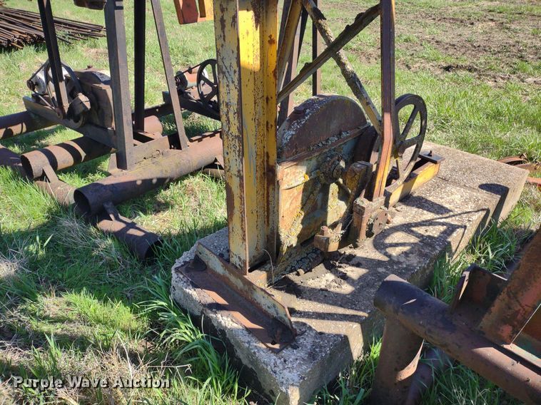 image for item DQ1633 (24) pump jacks