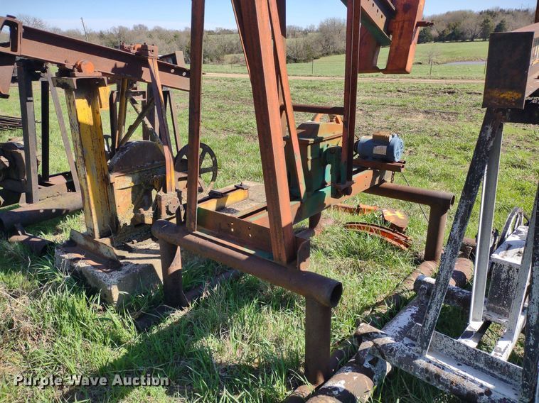 image for item DQ1633 (24) pump jacks