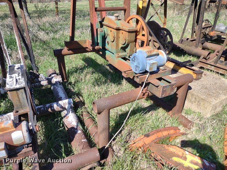 image for item DQ1633 (24) pump jacks