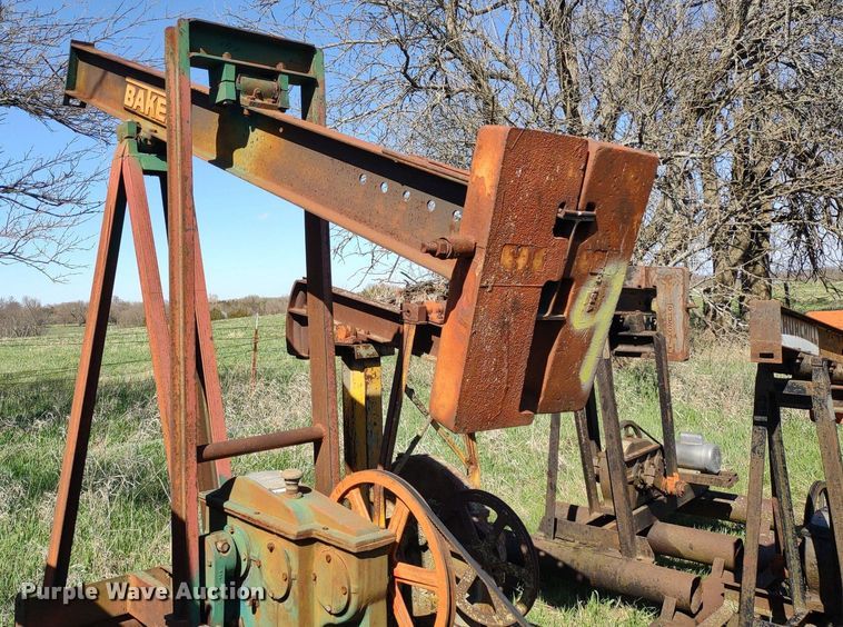 image for item DQ1633 (24) pump jacks