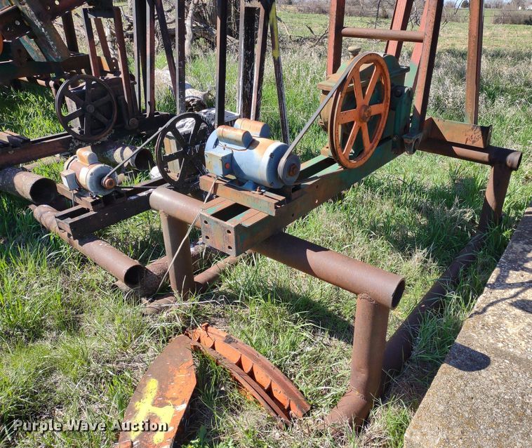image for item DQ1633 (24) pump jacks