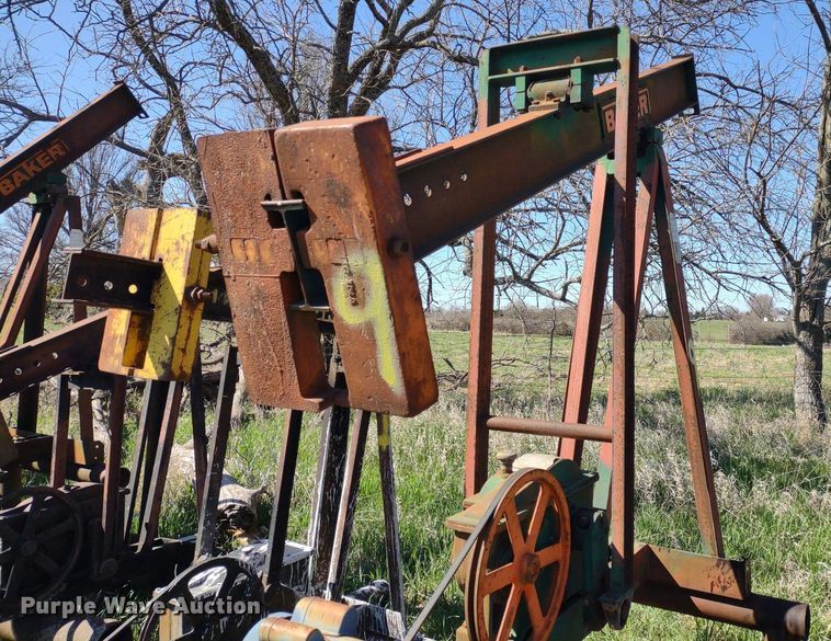 image for item DQ1633 (24) pump jacks