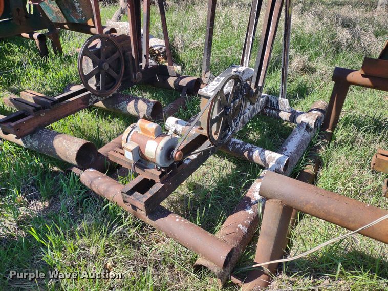 image for item DQ1633 (24) pump jacks