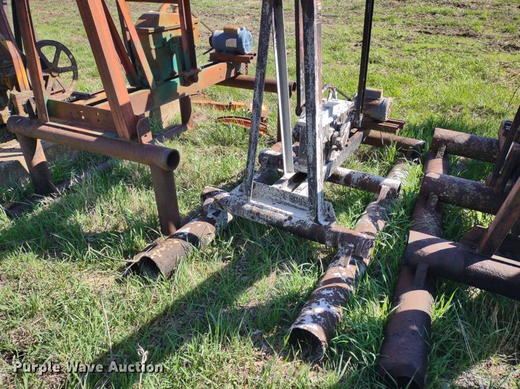 image for item DQ1633 (24) pump jacks