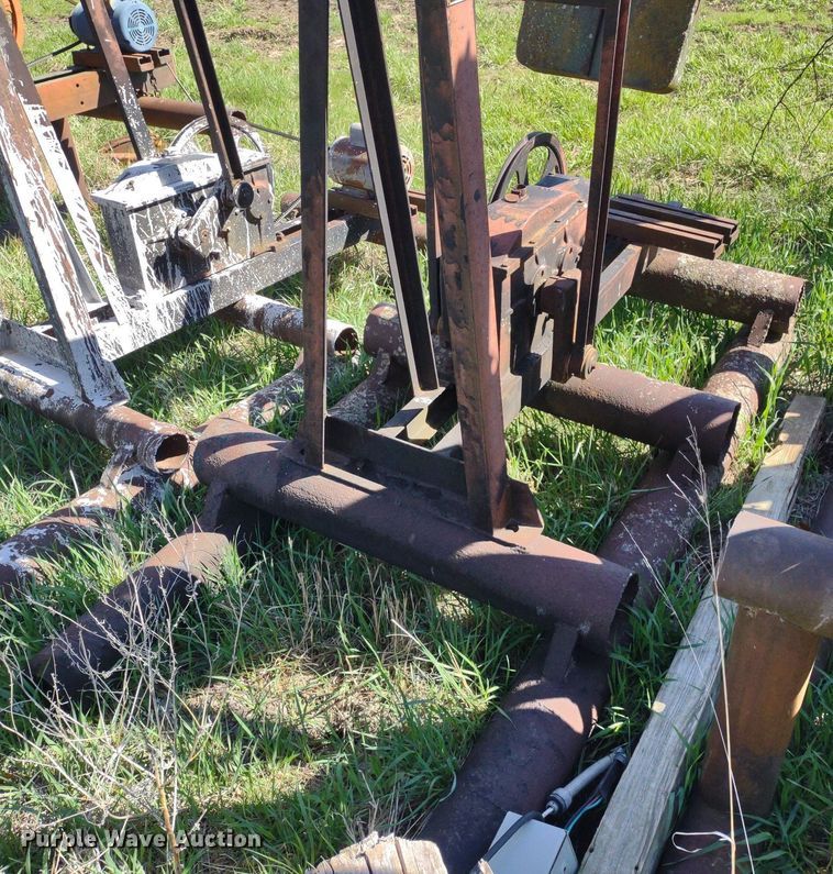 image for item DQ1633 (24) pump jacks