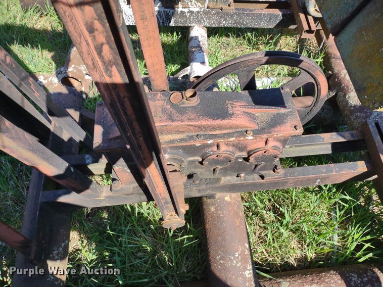 image for item DQ1633 (24) pump jacks