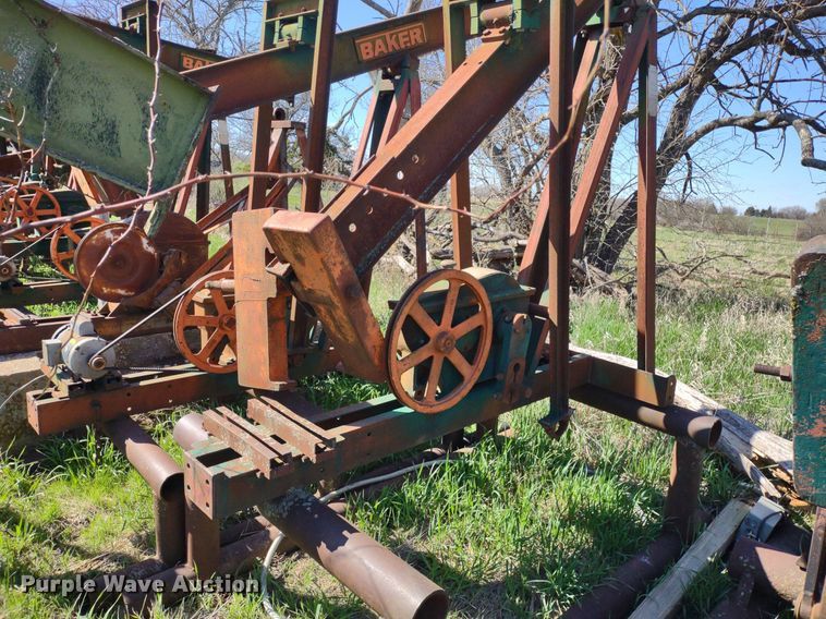 image for item DQ1633 (24) pump jacks