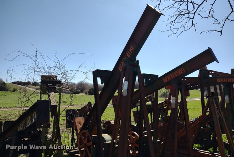 image for item DQ1633 (24) pump jacks