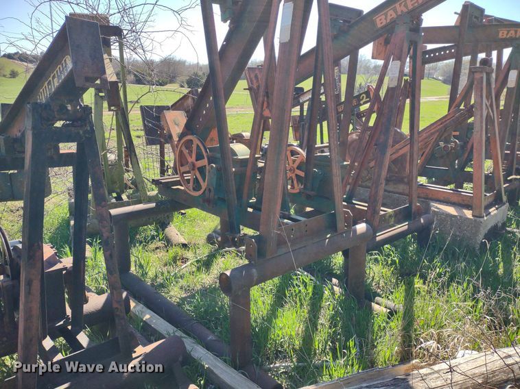 image for item DQ1633 (24) pump jacks