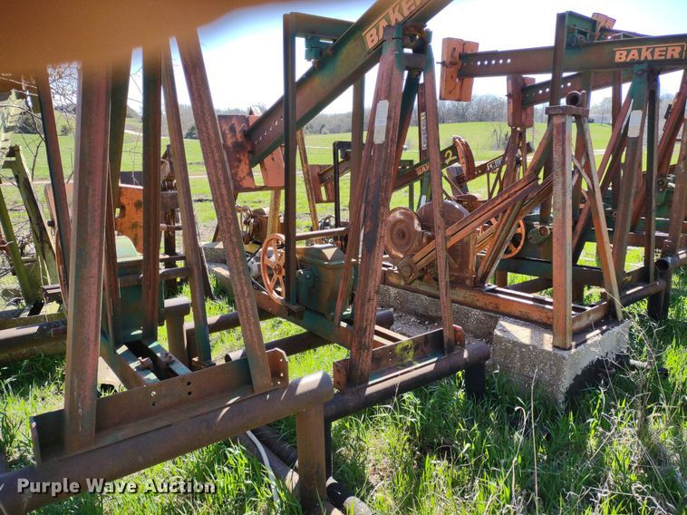 image for item DQ1633 (24) pump jacks