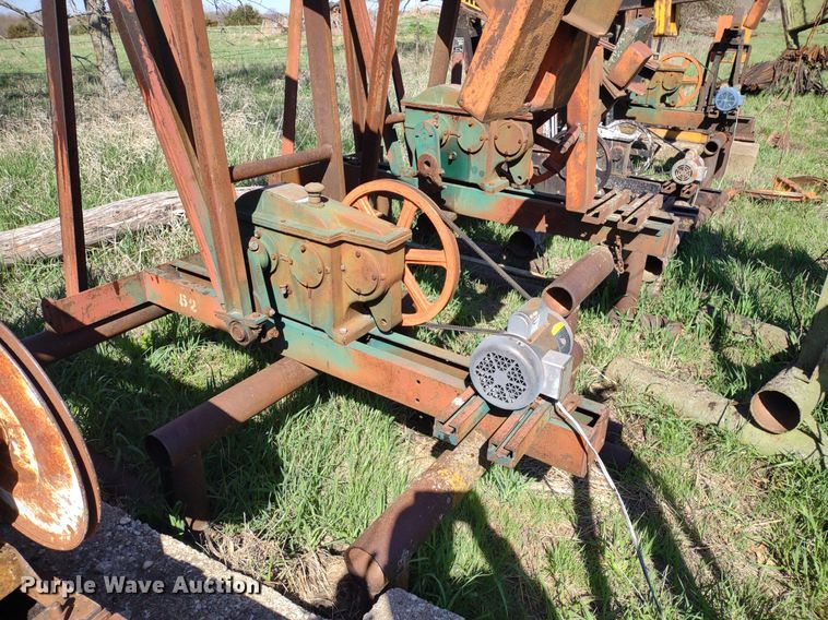 image for item DQ1633 (24) pump jacks