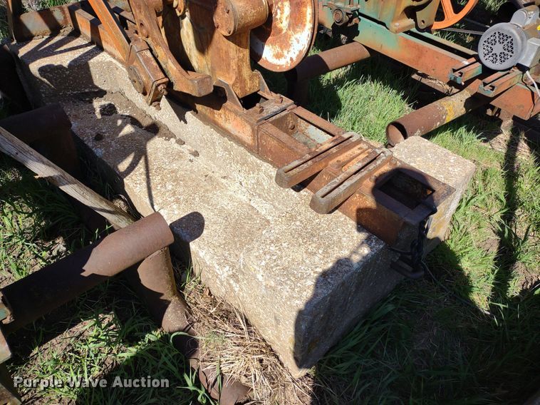 image for item DQ1633 (24) pump jacks