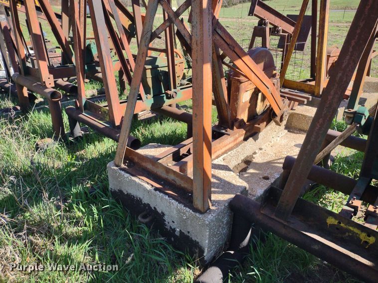 image for item DQ1633 (24) pump jacks