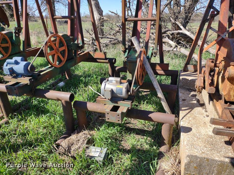 image for item DQ1633 (24) pump jacks