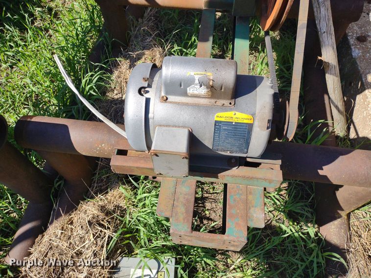 image for item DQ1633 (24) pump jacks