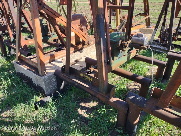 image for item DQ1633 (24) pump jacks