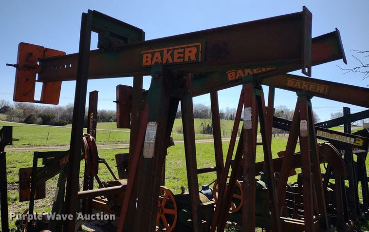 image for item DQ1633 (24) pump jacks