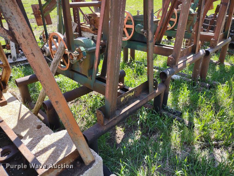 image for item DQ1633 (24) pump jacks