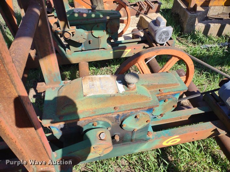 image for item DQ1633 (24) pump jacks