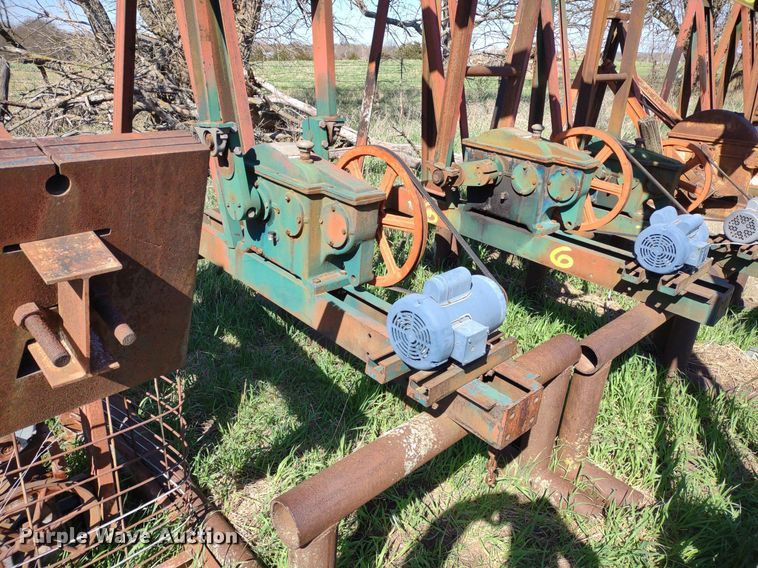 image for item DQ1633 (24) pump jacks