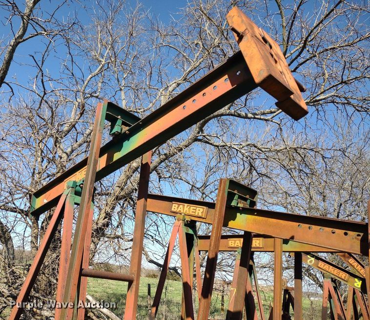 image for item DQ1633 (24) pump jacks