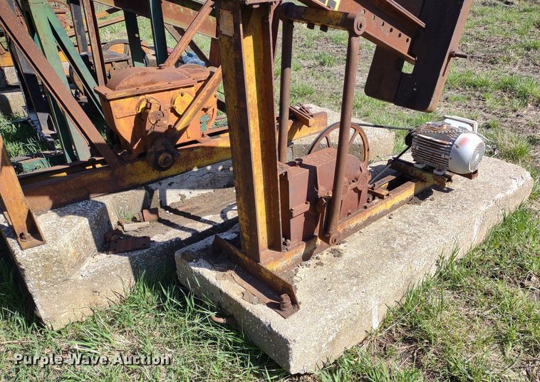 image for item DQ1633 (24) pump jacks