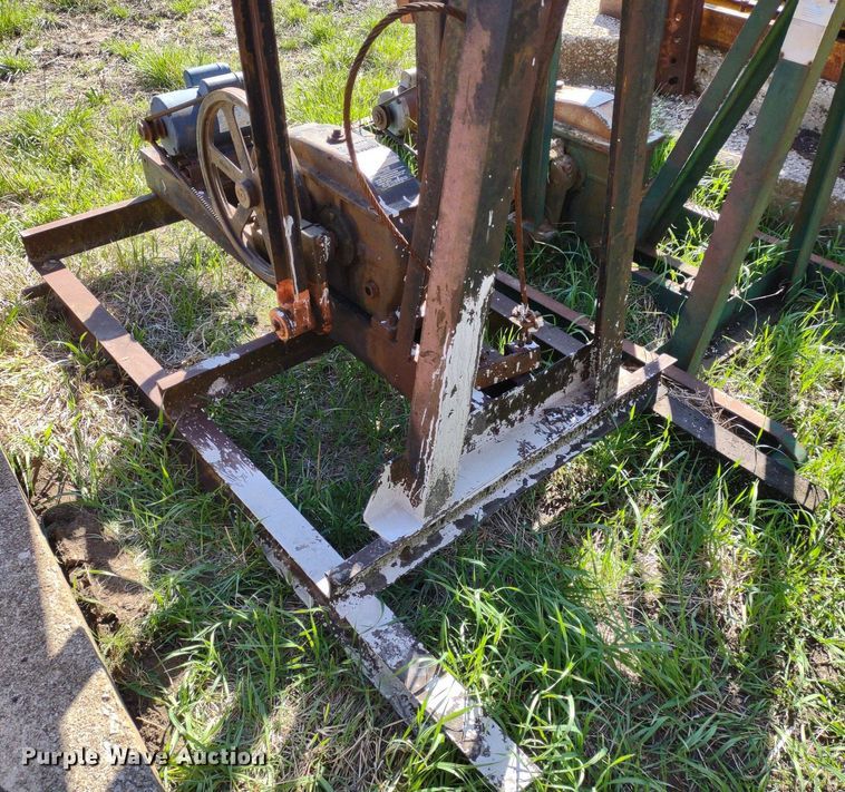 image for item DQ1633 (24) pump jacks