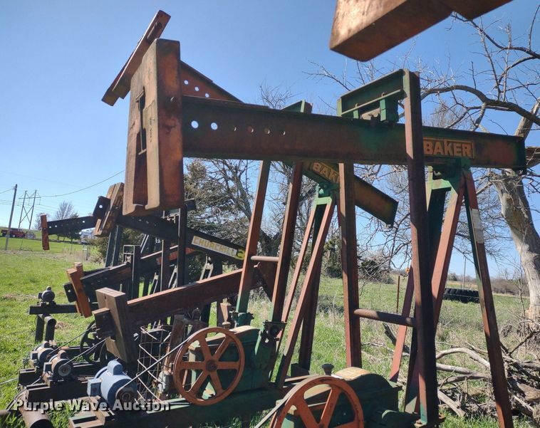 image for item DQ1633 (24) pump jacks