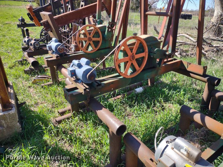 image for item DQ1633 (24) pump jacks