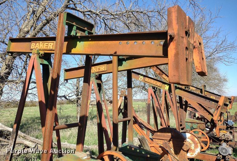 image for item DQ1633 (24) pump jacks