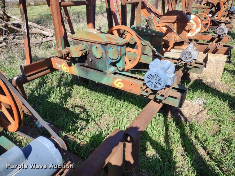 image for item DQ1633 (24) pump jacks