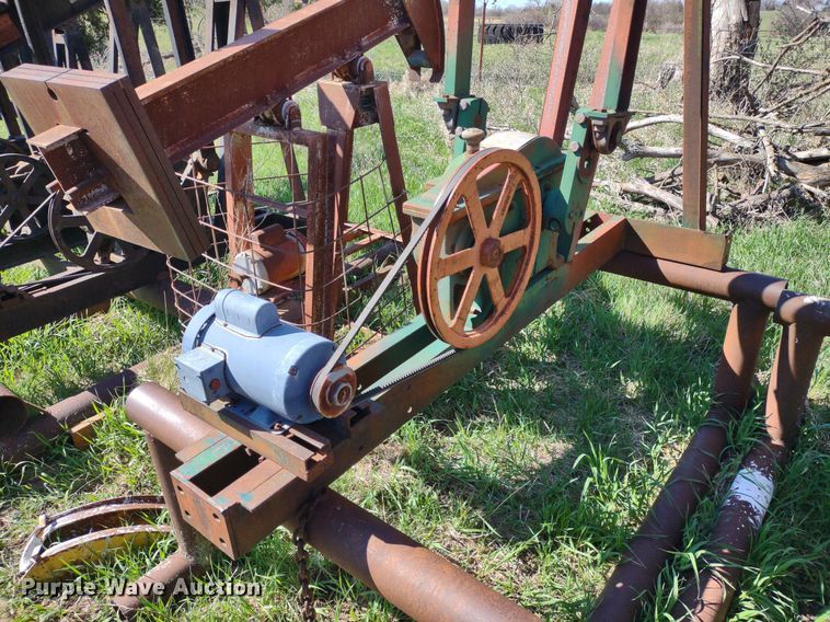 image for item DQ1633 (24) pump jacks