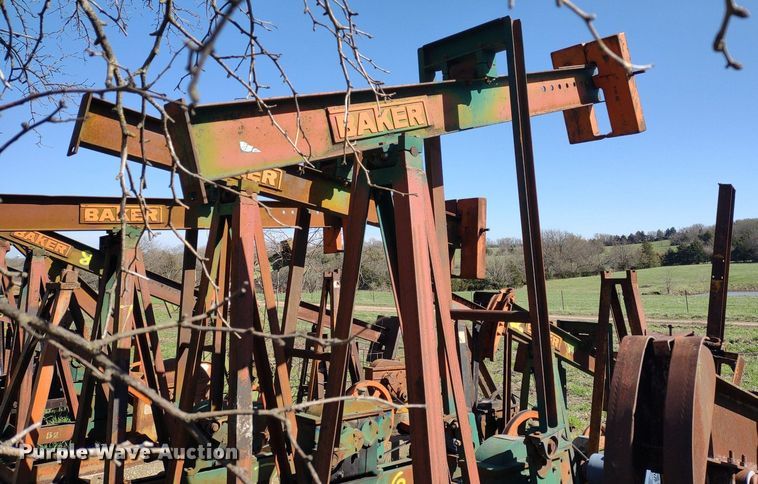 image for item DQ1633 (24) pump jacks