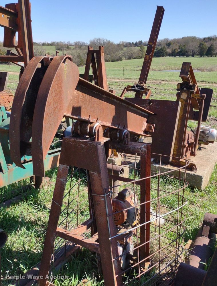 image for item DQ1633 (24) pump jacks