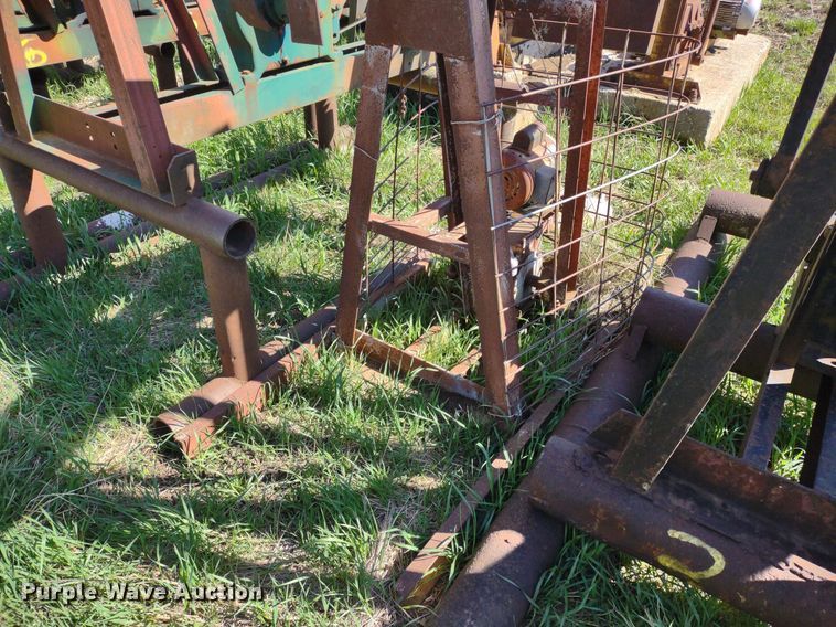 image for item DQ1633 (24) pump jacks