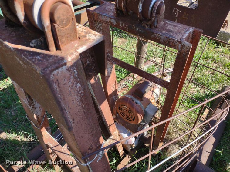 image for item DQ1633 (24) pump jacks