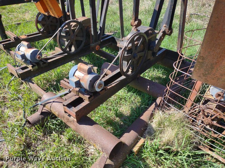 image for item DQ1633 (24) pump jacks