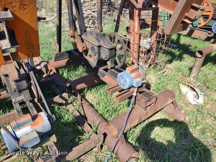 image for item DQ1633 (24) pump jacks