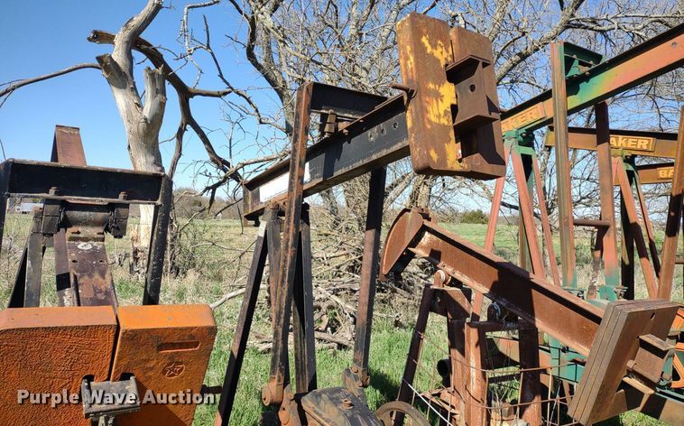 image for item DQ1633 (24) pump jacks