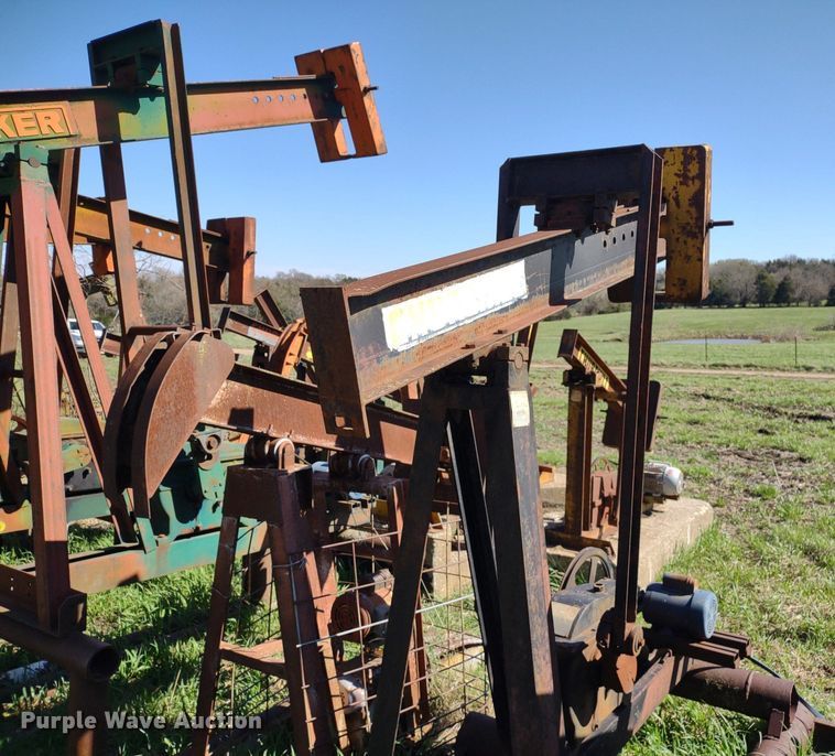 image for item DQ1633 (24) pump jacks