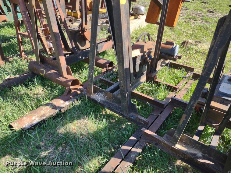 image for item DQ1633 (24) pump jacks