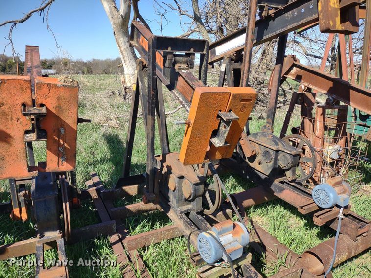image for item DQ1633 (24) pump jacks