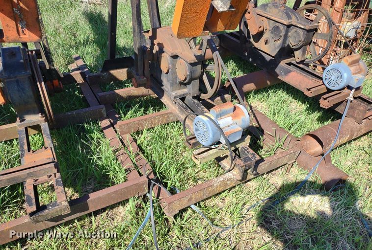 image for item DQ1633 (24) pump jacks