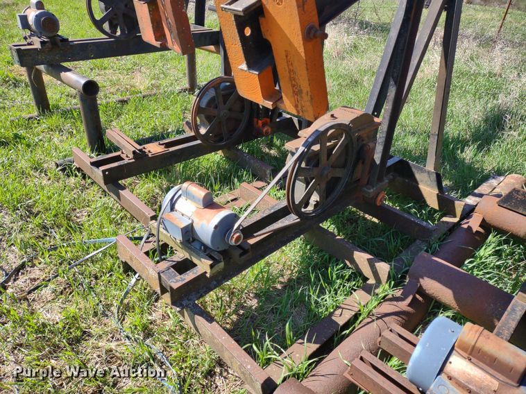 image for item DQ1633 (24) pump jacks