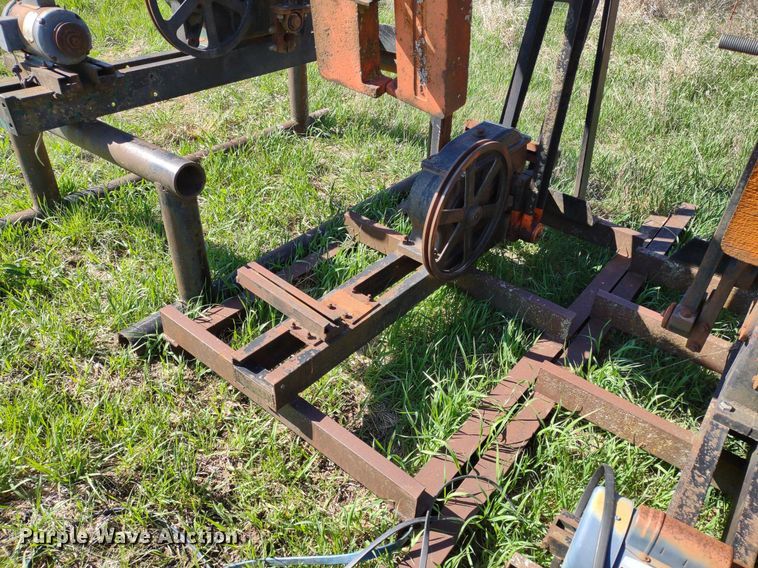 image for item DQ1633 (24) pump jacks