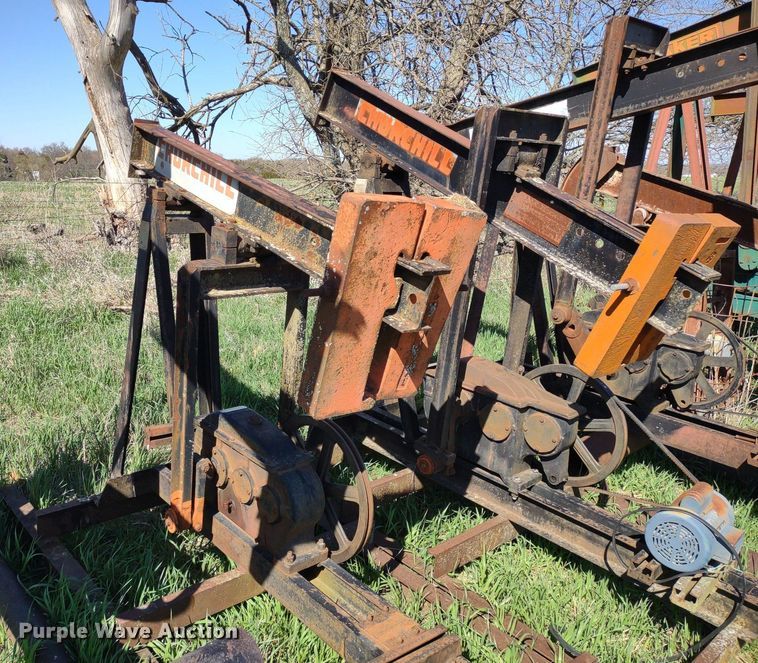 image for item DQ1633 (24) pump jacks