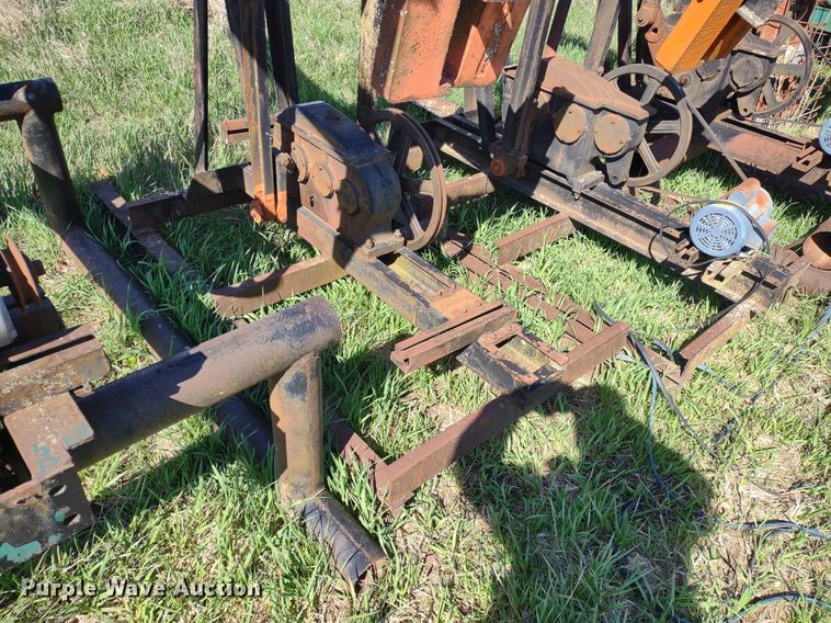 image for item DQ1633 (24) pump jacks