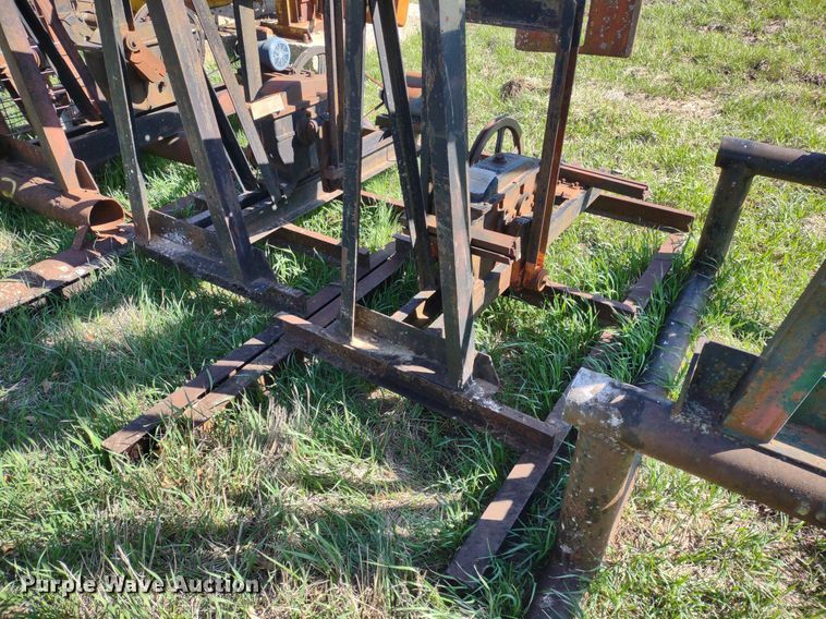 image for item DQ1633 (24) pump jacks