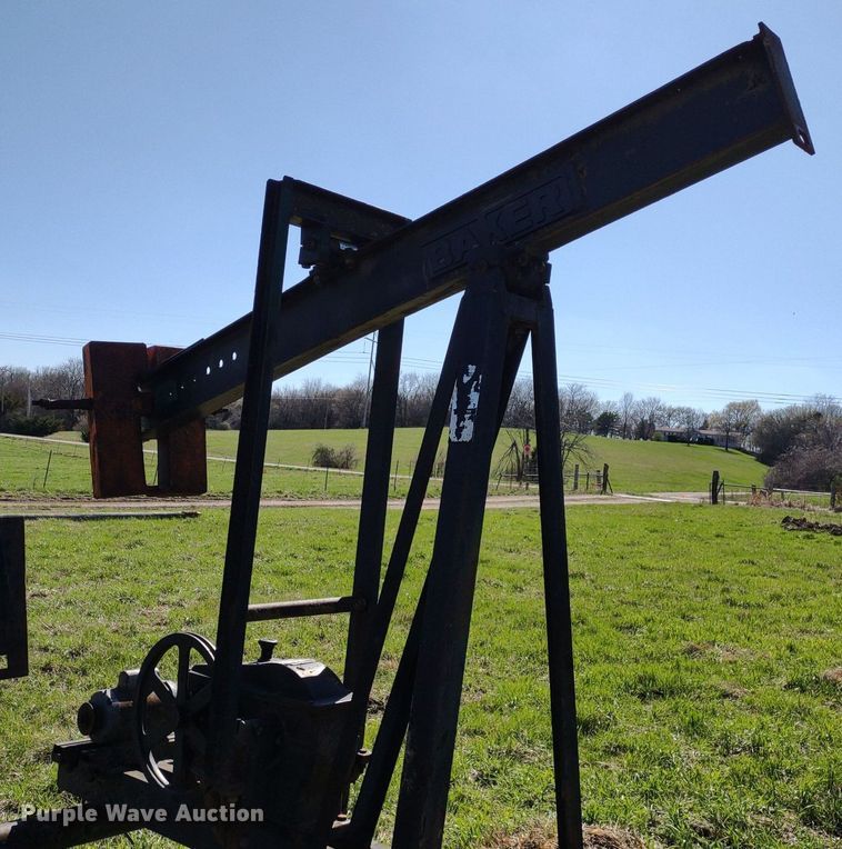 image for item DQ1633 (24) pump jacks