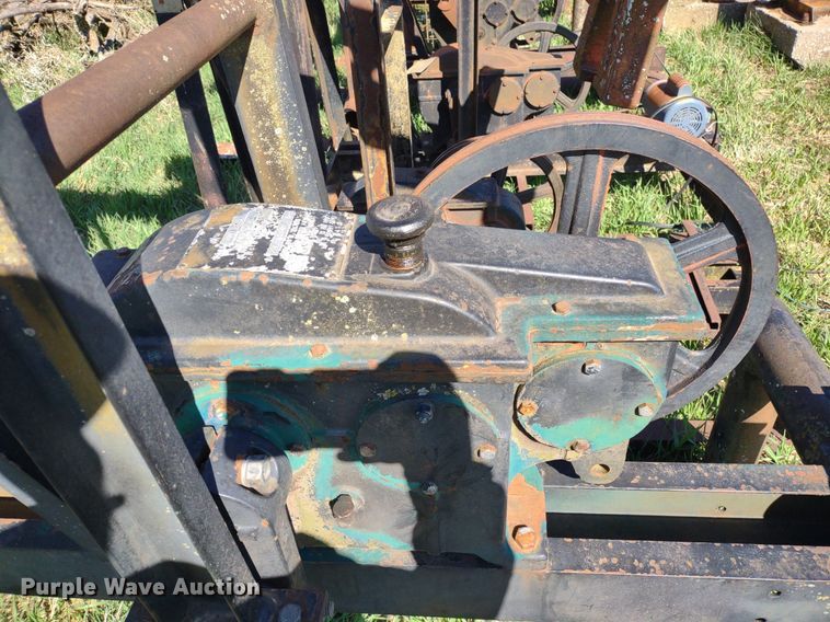 image for item DQ1633 (24) pump jacks